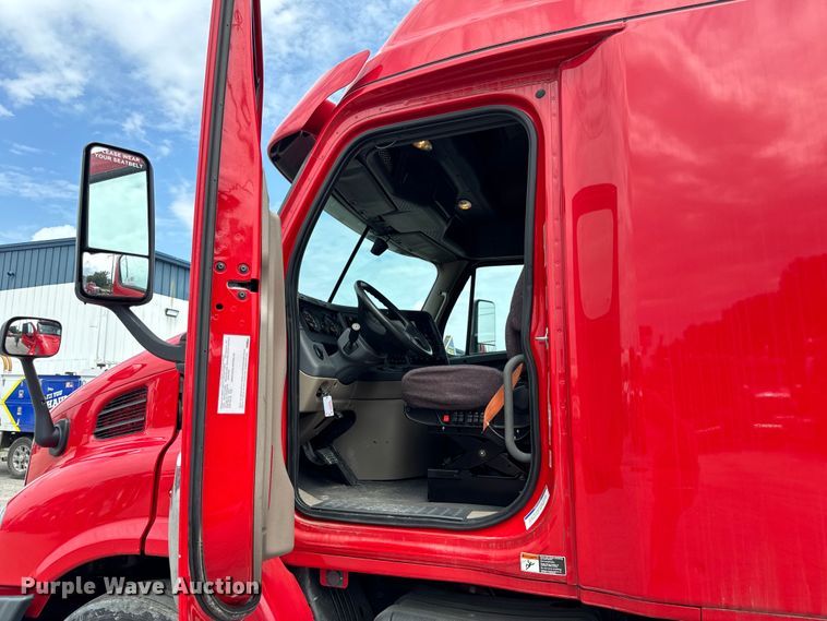 image for item DV5866 2018 Freightliner  Cascadia 113 semi truck