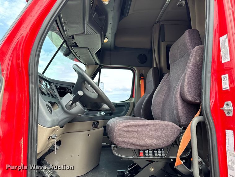 image for item DV5866 2018 Freightliner  Cascadia 113 semi truck