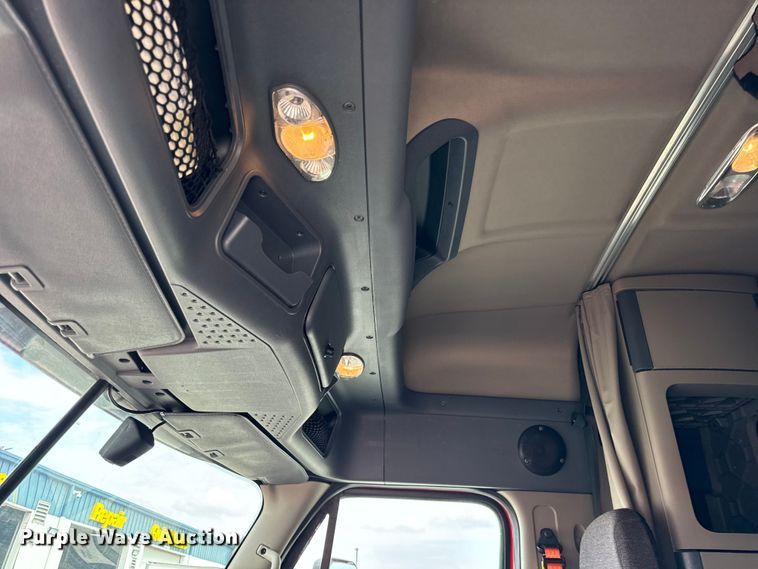 image for item DV5866 2018 Freightliner  Cascadia 113 semi truck