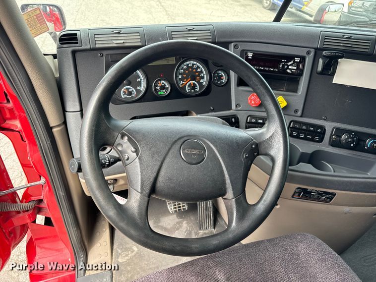 image for item DV5866 2018 Freightliner  Cascadia 113 semi truck