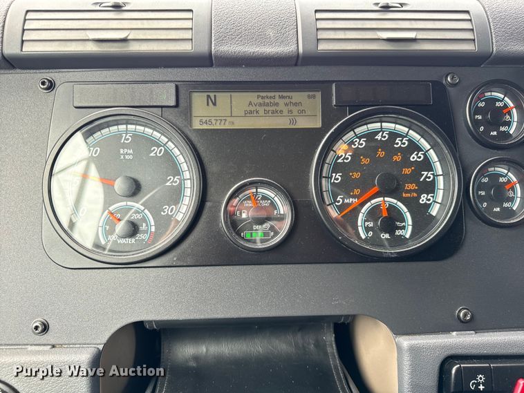 image for item DV5866 2018 Freightliner  Cascadia 113 semi truck