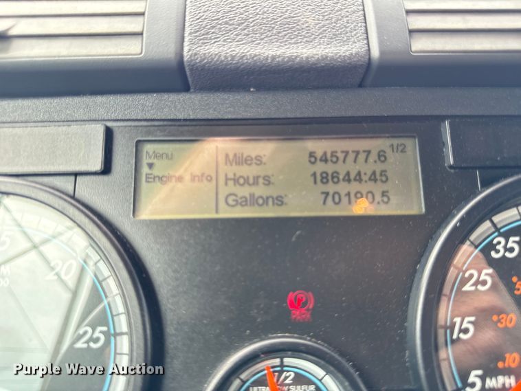 image for item DV5866 2018 Freightliner  Cascadia 113 semi truck