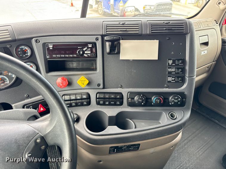 image for item DV5866 2018 Freightliner  Cascadia 113 semi truck