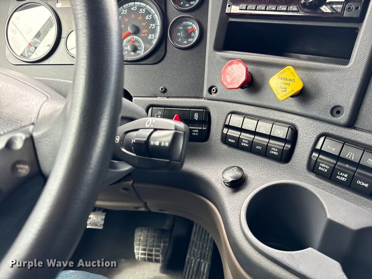 image for item DV5866 2018 Freightliner  Cascadia 113 semi truck