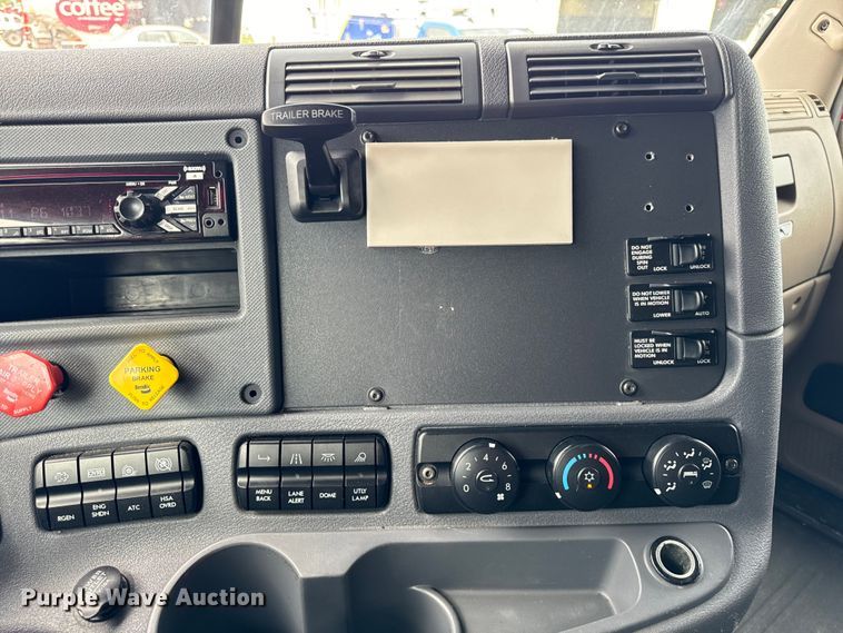 image for item DV5866 2018 Freightliner  Cascadia 113 semi truck