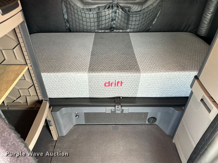 image for item DV5866 2018 Freightliner  Cascadia 113 semi truck