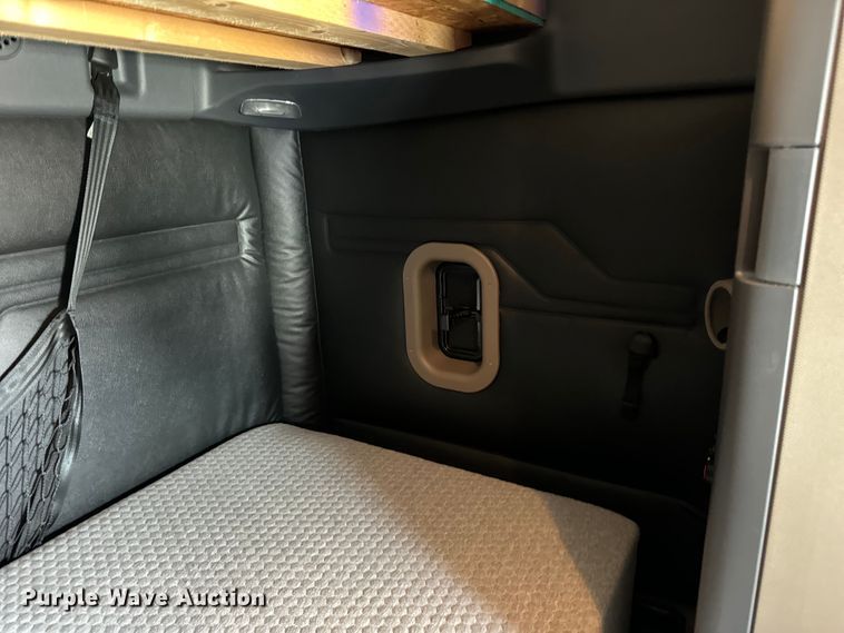 image for item DV5866 2018 Freightliner  Cascadia 113 semi truck