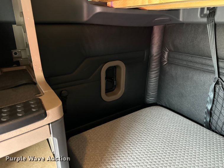 image for item DV5866 2018 Freightliner  Cascadia 113 semi truck