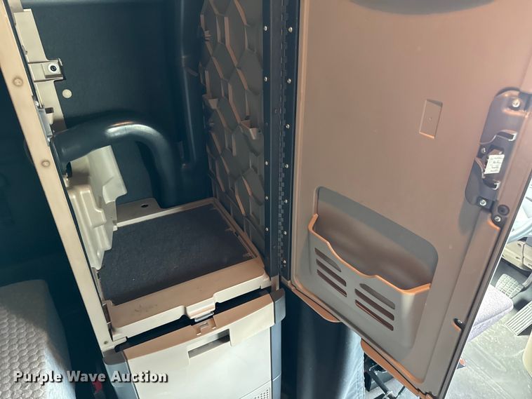 image for item DV5866 2018 Freightliner  Cascadia 113 semi truck