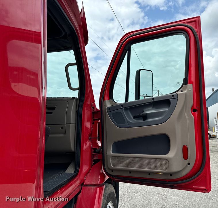 image for item DV5866 2018 Freightliner  Cascadia 113 semi truck