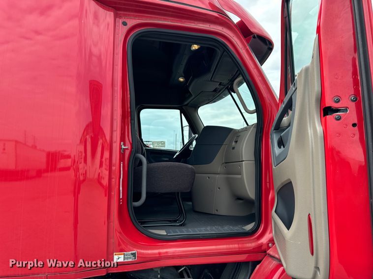 image for item DV5866 2018 Freightliner  Cascadia 113 semi truck