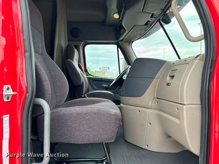 image for item DV5866 2018 Freightliner  Cascadia 113 semi truck