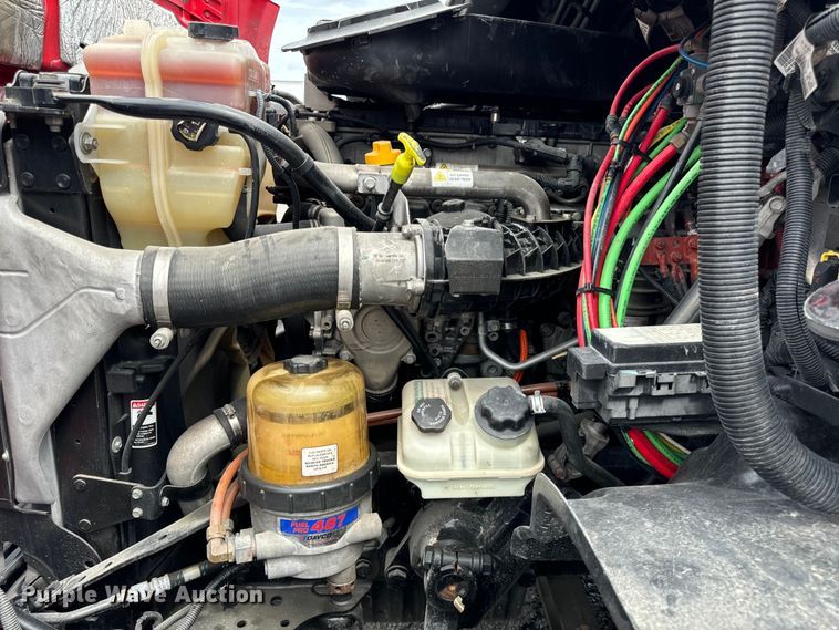 image for item DV5866 2018 Freightliner  Cascadia 113 semi truck