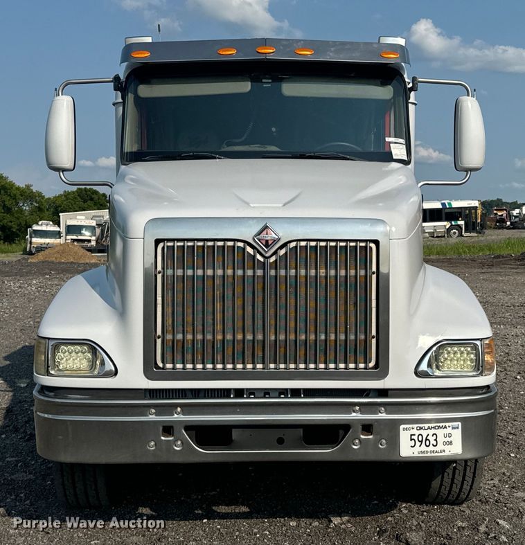 image for item DX0983 2006 International 9200i semi truck