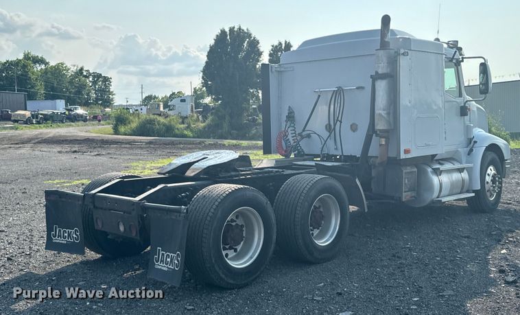 image for item DX0983 2006 International 9200i semi truck