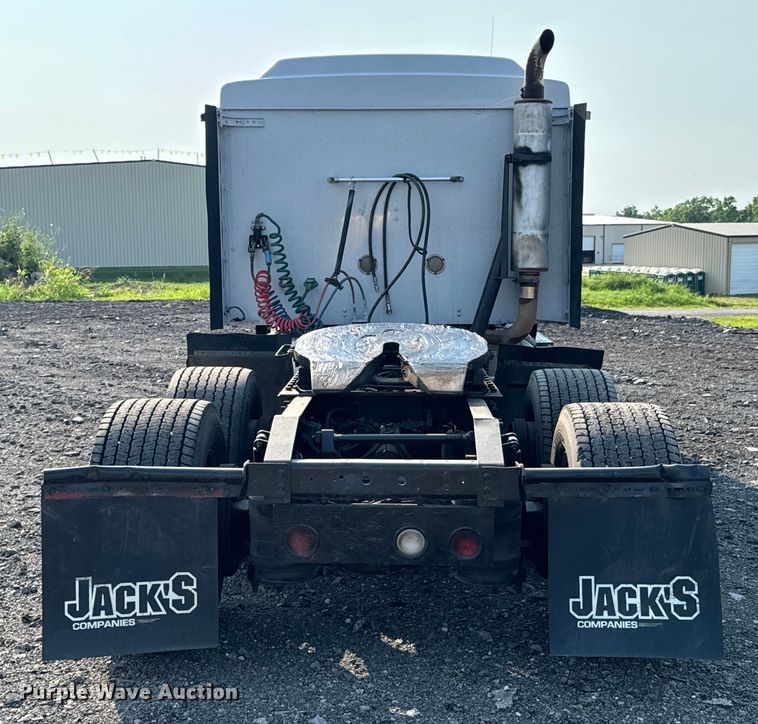 image for item DX0983 2006 International 9200i semi truck