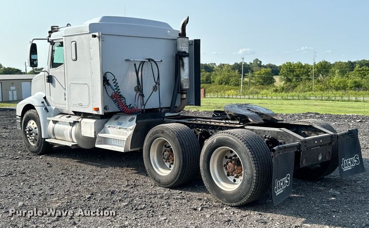 image for item DX0983 2006 International 9200i semi truck