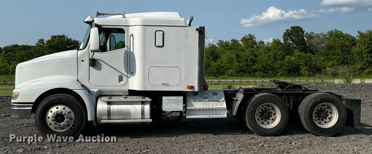 image for item DX0983 2006 International 9200i semi truck