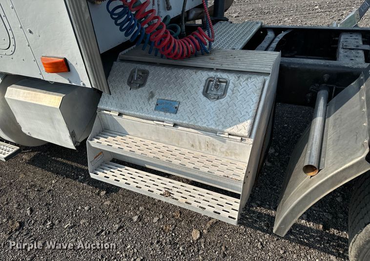 image for item DX0983 2006 International 9200i semi truck