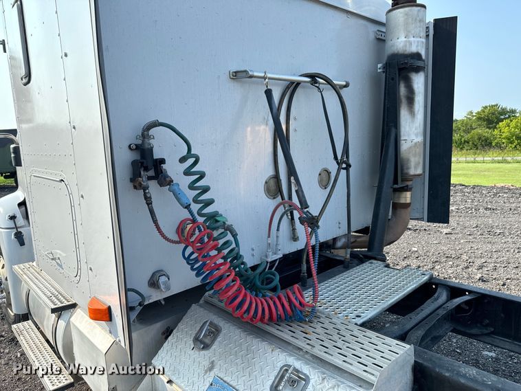 image for item DX0983 2006 International 9200i semi truck