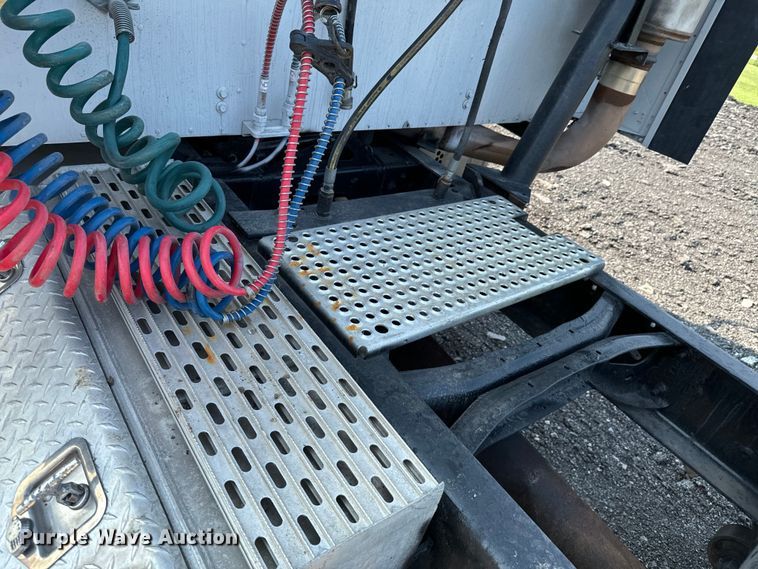 image for item DX0983 2006 International 9200i semi truck