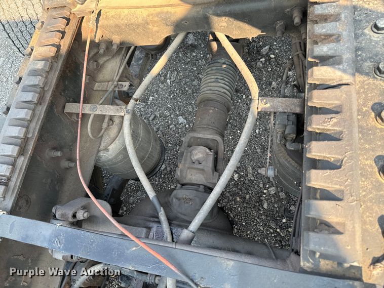 image for item DX0983 2006 International 9200i semi truck