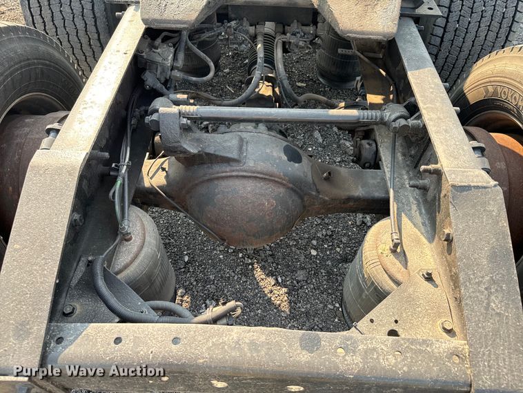 image for item DX0983 2006 International 9200i semi truck