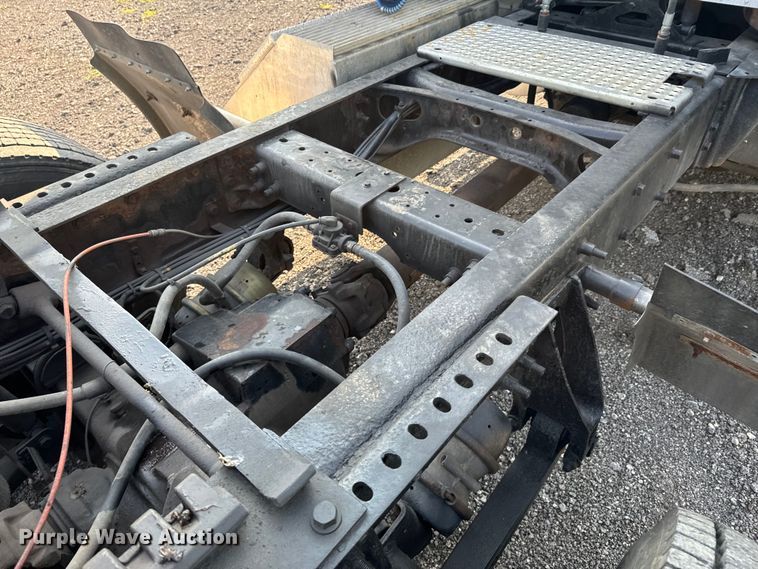 image for item DX0983 2006 International 9200i semi truck