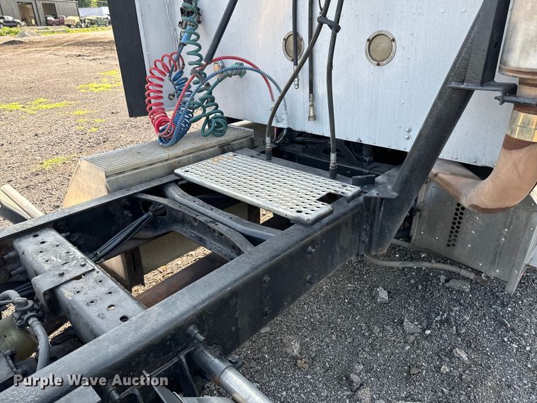 image for item DX0983 2006 International 9200i semi truck