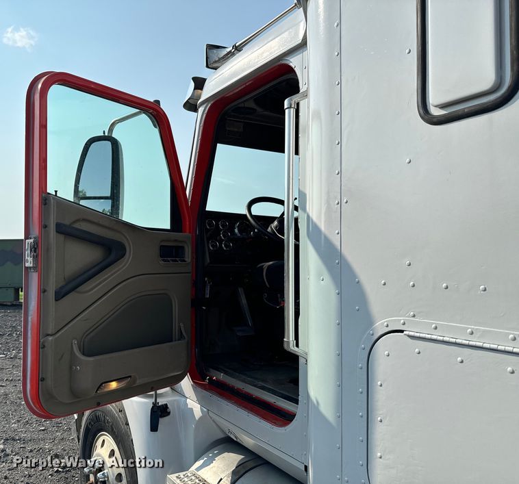 image for item DX0983 2006 International 9200i semi truck