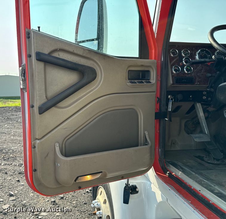 image for item DX0983 2006 International 9200i semi truck