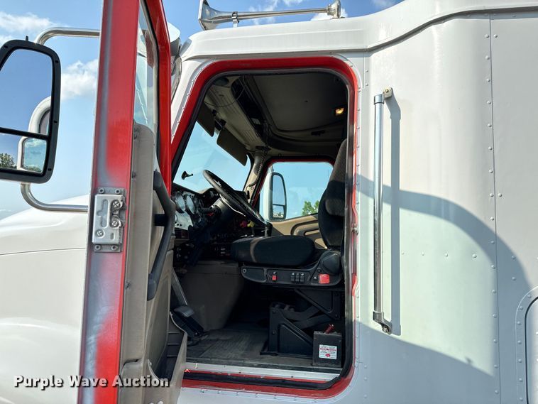 image for item DX0983 2006 International 9200i semi truck