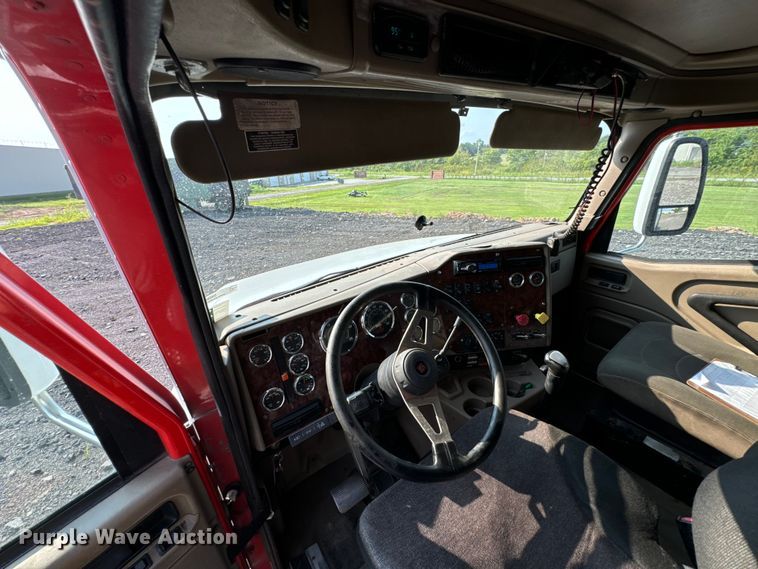 image for item DX0983 2006 International 9200i semi truck