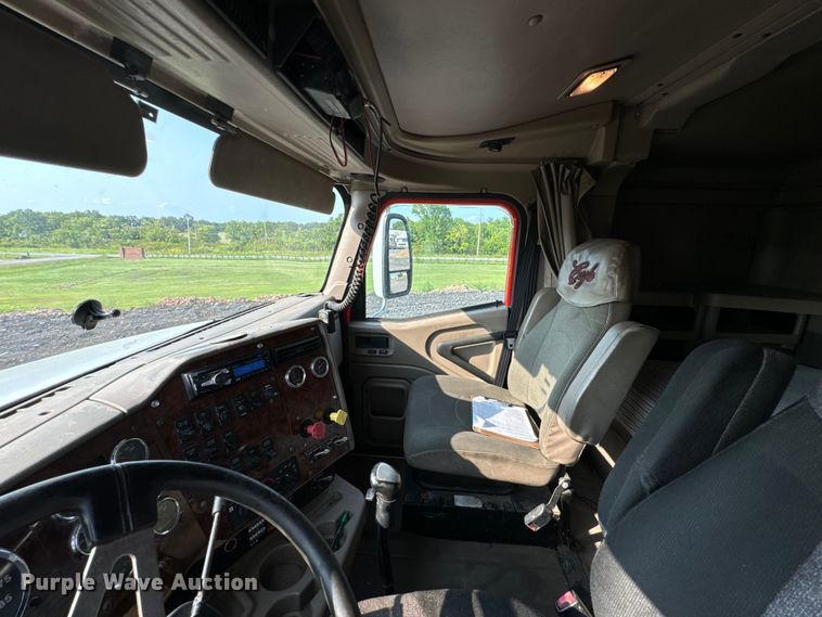 image for item DX0983 2006 International 9200i semi truck