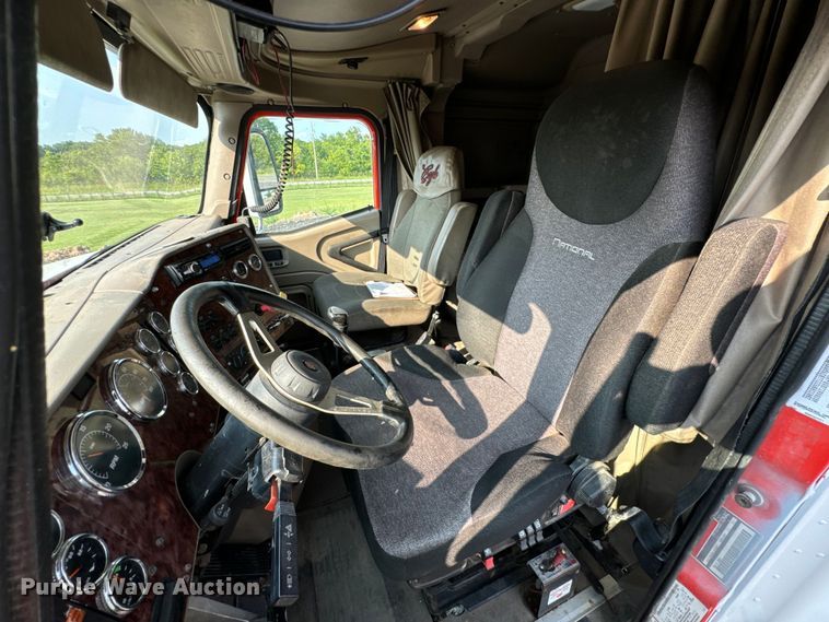 image for item DX0983 2006 International 9200i semi truck