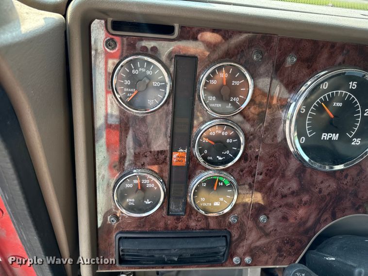 image for item DX0983 2006 International 9200i semi truck