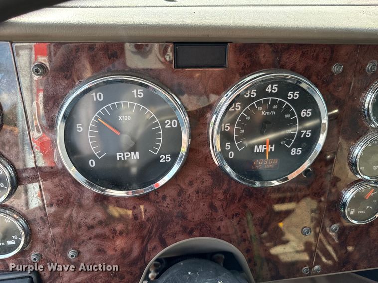 image for item DX0983 2006 International 9200i semi truck