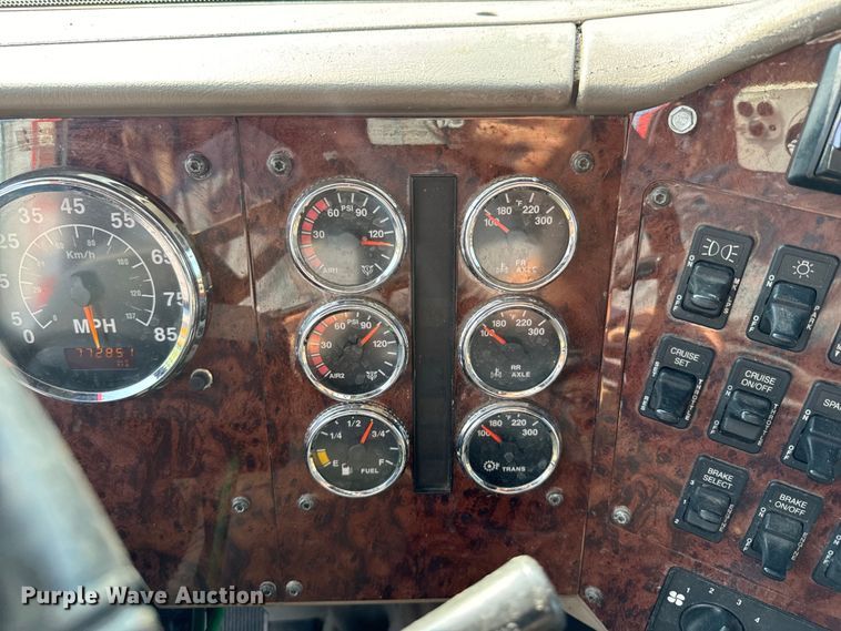 image for item DX0983 2006 International 9200i semi truck