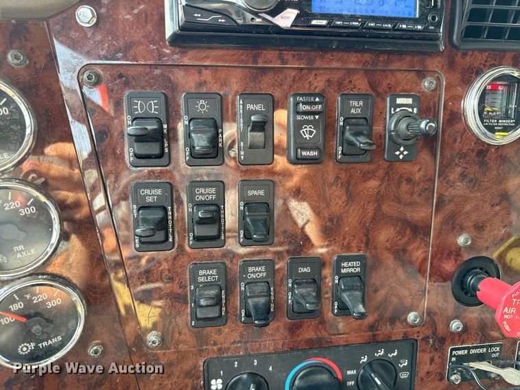 image for item DX0983 2006 International 9200i semi truck