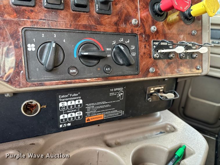 image for item DX0983 2006 International 9200i semi truck