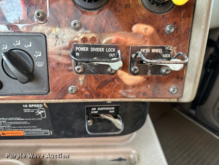 image for item DX0983 2006 International 9200i semi truck