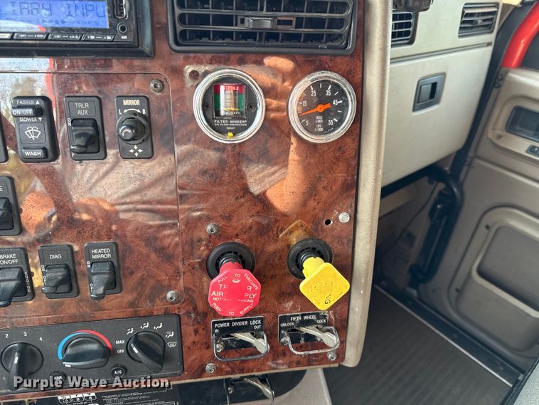 image for item DX0983 2006 International 9200i semi truck