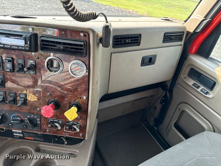 image for item DX0983 2006 International 9200i semi truck