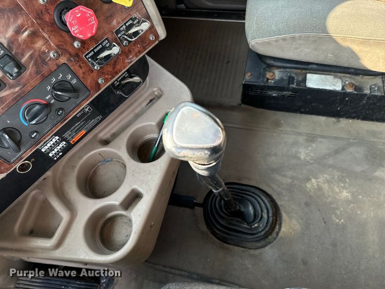 image for item DX0983 2006 International 9200i semi truck