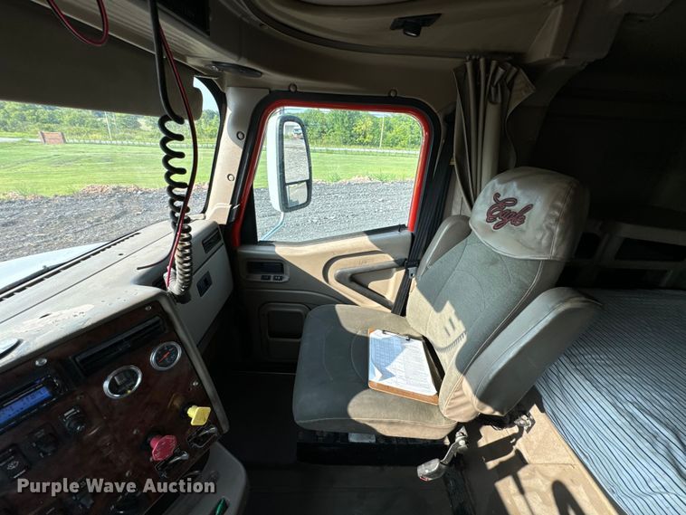 image for item DX0983 2006 International 9200i semi truck