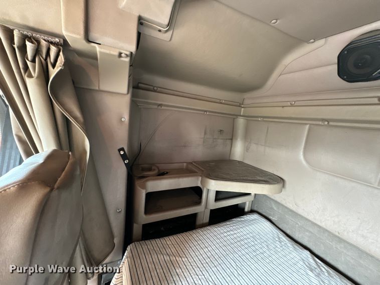 image for item DX0983 2006 International 9200i semi truck