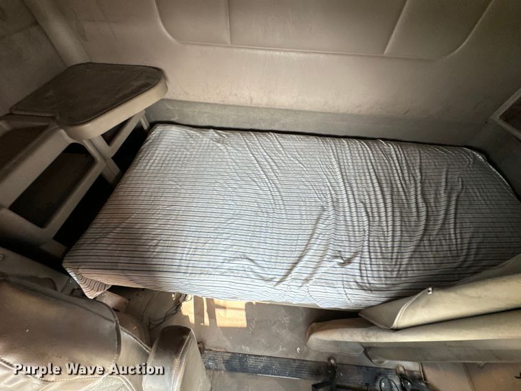 image for item DX0983 2006 International 9200i semi truck