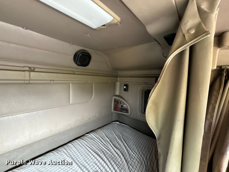 image for item DX0983 2006 International 9200i semi truck