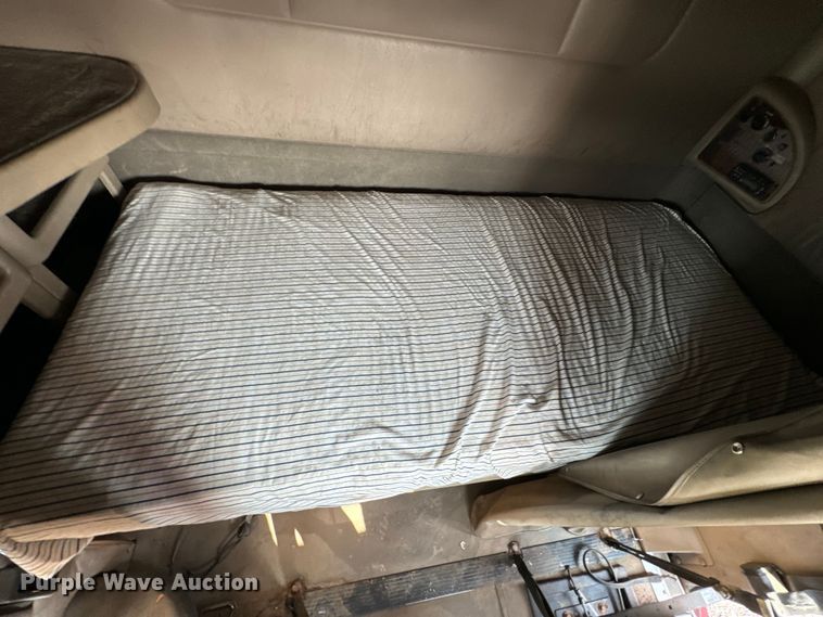 image for item DX0983 2006 International 9200i semi truck