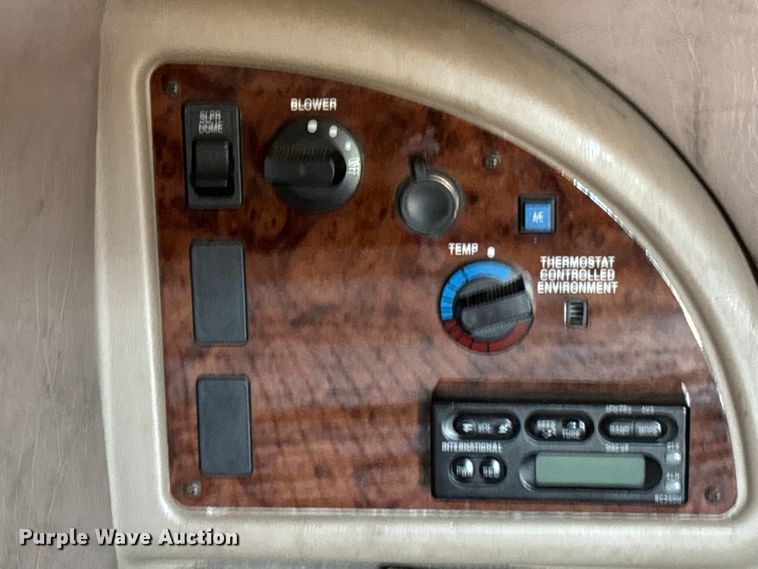 image for item DX0983 2006 International 9200i semi truck